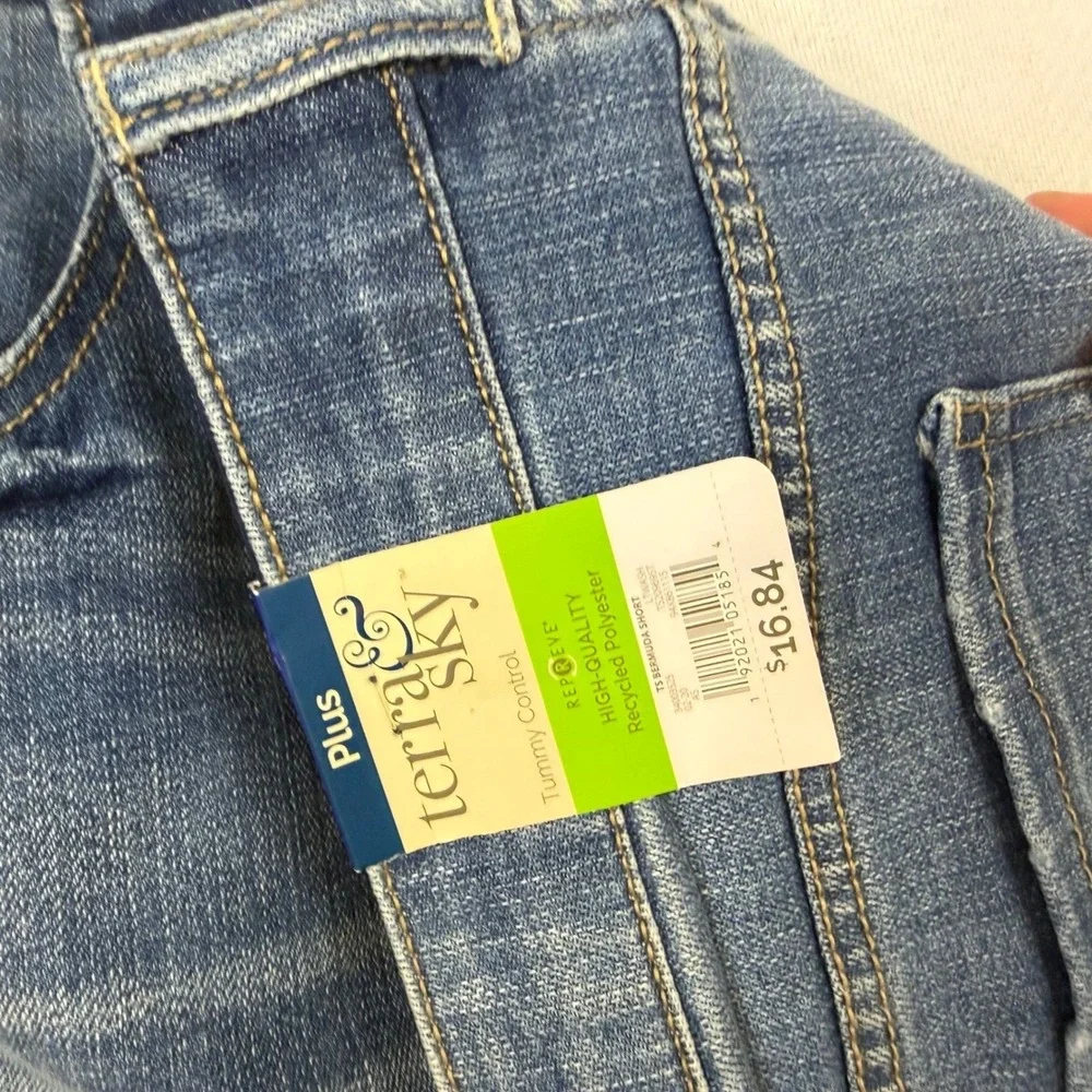 Terra & Sky Plus 28W Bermuda Short Light Wash Distressed Button Fly TummyControl